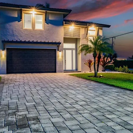 Close2Beach, Sleeps 11, Pool, Firepit, Bikes, Patio